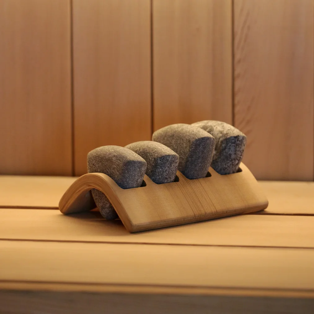 ชุดหิน SAWO Kivistone Spa Stones Set บนฐานไม้ซีดาร์